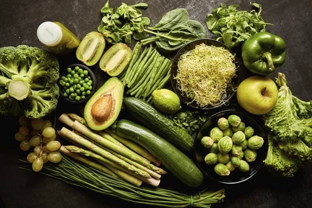 Grüne gesunde Lebensmittel Zusammensetzung mit Avocado, Brokkoli, Apfel Smoothie cucomber Spargel Kiwi Bohne. Platziert auf dunklem Hintergrund. Ansicht von oben Green healthy food composition with avocado, broccoli, apple smoothie cucomber asparagus kiwi bean. Placed on dark background. Top view Copyright: imageBROKER DanielxDash ibxiqx14450153.jpg ,model released, Symbolfoto ,property released