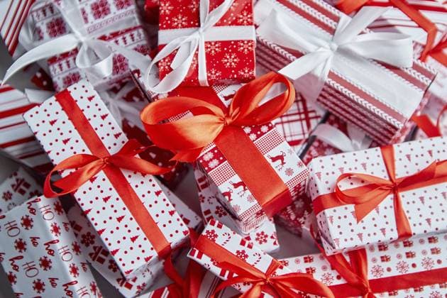 Weihnachten Konzept. Close up auf festliches Papier eingewickelt Geschenke mit Schleife. Selektiver Fokus Christmas concept. Close up on festive paper wrapped gifts with ribbon. Selective focus Copyright: imageBROKER DanielxDash ibxiqx14459106.jpg