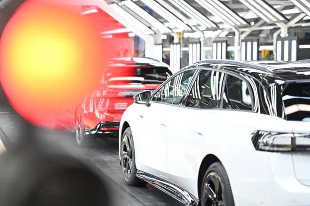 Volkswagen liefert 1,5-millionsten ID aus. Blick auf die ID Produktion in Emden. Volkswagen hat das 1,5-millionste Elektroauto der ID-Serie in Emden ausgeliefert. Niedersachsens Ministerpräsident Olaf Lies überreichte den Schlüssel zusammen mit Martin Sander und Kai Grünitz an ein Unternehmen aus Vechta. Emden Niedersachsen Deutschland *** Volkswagen delivers 1.5 millionth ID View of ID production in Emden Volkswagen has delivered the 1.5 millionth electric car from the ID series in Emden Lower Saxonys Minister President Olaf Lies handed over the key together with Martin Sander and Kai Grünitz to a company from Vechta Emden Lower Saxony Germany Copyright: xdiebildwerftx