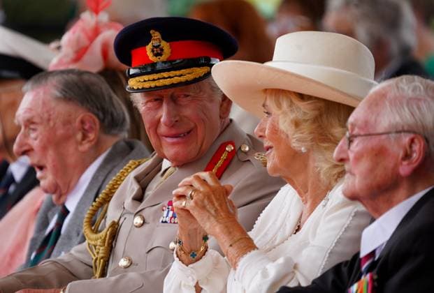 Entertainment Bilder des Tages . 15 08 2025. Staffordshire, United Kingdom. King Charles III and Queen Camilla at a Service of Remembrance to mark the 80th anniversary of VJ Day at the National Memorial Arboretum , United Kingdom.  xPoolx xi-Imagesx IIM-26157-0015