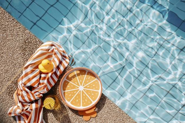 Poolrand mit orangen, sommerlichen Requisiten Pool edge with orange, summery props Copyright: imageBROKER MichaelaxBegsteiger ibxbeg14623791.jpg ,model released, Symbolfoto ,property released