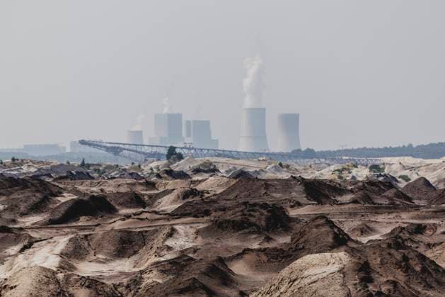 News Bilder des Tages Das Kohlekraftwerk Boxberg und die Foerderbruecke F60 zeichnen sich ab hinter Abraum am ehemaligen Tagebau bei Hammerstadt, 15.08.2025. Hammerstadt Deutschland *** The Boxberg coal-fired power plant and the F60 conveyor bridge loom behind the overburden at the former opencast mine near Hammerstadt, 15 08 2025 Hammerstadt Germany Copyright: xFlorianxGaertnerx