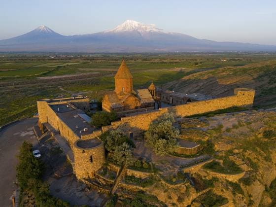 Kloster im Licht des Sonnenaufgangs mit Bergen im Hintergrund und friedlicher Natur, Luftaufnahme, Kloster Chor Wirap, Chor Virap, tiefes Verlies, im Hintergrund der Ararat und der kleine Ararat, gelegen in der Türkei, Provinz Ararat, Armenien Monastery in the light of the sunrise with mountains in the background and peaceful nature, aerial view, monastery Chor Wirap, Chor Virap, deep dungeon, in the background the Ararat and the small Ararat, located in Turkey, Ararat province, Armenia Copyright: imageBROKER FraukexScholz ibxsco14627840.jpg