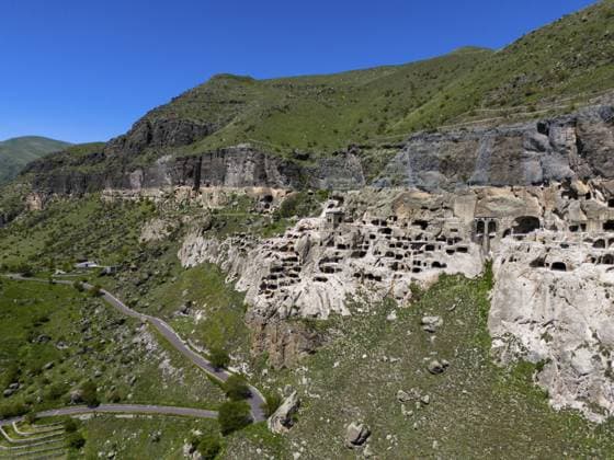 Höhlenarchitektur entlang einer langgezogenen Felsformation, eingebettet in eine grüne Naturkulisse mit Straße, Luftaufnahme, Höhlenstadt, Höhlenkloster, Vardzia, Wardsia, Region Samzche-Dschawachetien, Samtske Javacheti, Kleiner Kaukasus, Georgien Cave architecture along an elongated rock formation, embedded in a green natural backdrop with road, aerial view, cave town, cave monastery, Vardzia, Vardzia, Samtskhe-Javakheti region, Samtske Javakheti, Lesser Caucasus, Georgia Copyright: imageBROKER FraukexScholz ibxsco14649848.jpg