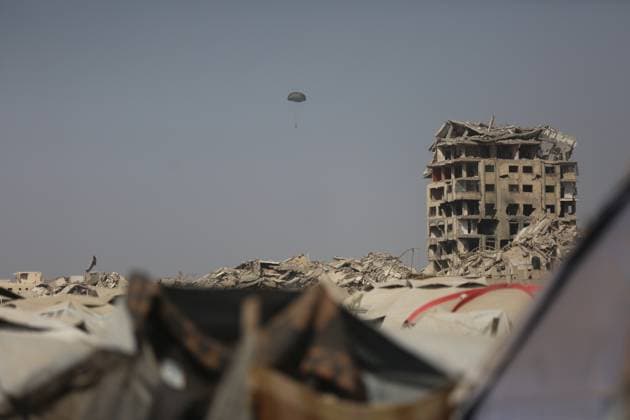 News Bilder des Tages Aid packages dropped from an airplane Aid packages dropped from an airplane descend over northern Gaza Strip, August 15, 2025. Photo by Omar Ashtawy apaimages Gaza city Gaza Strip Palestinian Territory 150825_Gaza_OSH_2_00(68) Copyright: xapaimagesxOmarxAshtawyx xapaimagesx