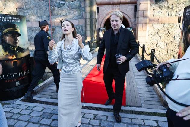 Forpremiere av filmen Blücher Oscarsborg 20250815. Skuespillerene Andrea Berntzen og Odin Waage er invitert til utendors filmvisning av den nye norske storfilmen Blücher pa Oscarsborg festning. Foto: Geir Olsen NTB Oscarsborg Norge y6WPT1hf8N0 EDITORIAL USE ONLY Ref:_ENTy6WPT1hf8N0.jpg Copyright: xGeirxOlsenx xNTBx