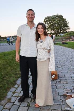 Forpremiere av filmen Blücher Oscarsborg 20250815. Skuespiller Andrea Berntzen sammen med kjaeresten Anders Skaar er invitert til utendors filmvisning av den nye norske storfilmen Blücher pa Oscarsborg festning. Foto: Geir Olsen NTB Oscarsborg Norge wvCc2KVQai0 EDITORIAL USE ONLY Ref:_ENTwvCc2KVQai0.jpg Copyright: xGeirxOlsenx xNTBx
