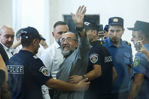 News Bilder des Tages ARMENIA, YEREVAN - AUGUST 15, 2025: Archbishop Mikael Ajapahian of the Armenian Apostolic Church (C) is seen after a court hearing. According to the Prosecutor Generalâ€™s Office, criminal proceedings were initiated under Section 2 of Article 422 of the Criminal Code (public calls aimed at seizing power, violating territorial integrity, renouncing sovereignty, or forcibly overthrowing the constitutional order). Alexander Patrin TASS  83159357
