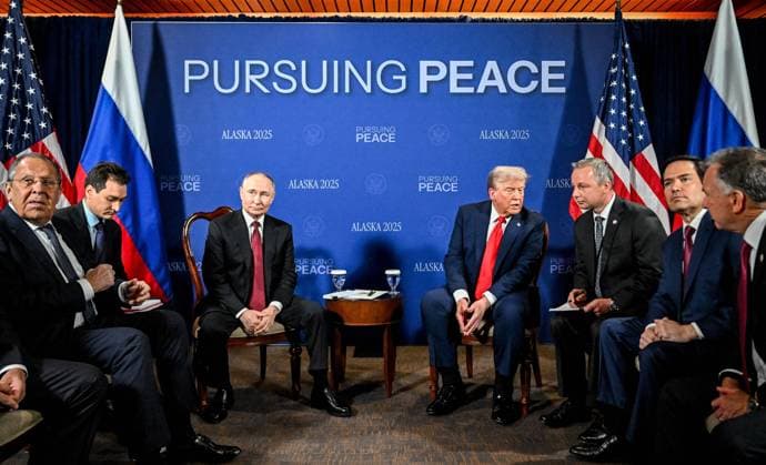 USA, ANCHORAGE - AUGUST 15, 2025: Vladimir Putin, President of Russia, and his US counterpart Donald Trump hold a meeting at Joint Base Elmendorf-Richardson. Pictured in the front are Russia s Foreign Minister Sergei Lavrov (L), US Special Presidential Envoy Steve Witkoff and Secretary of State Marco Rubio (R-L) Anchorage USA  - ZUMAt113 20250815_zaa_t113_464 Copyright: xSergeixBobylevx