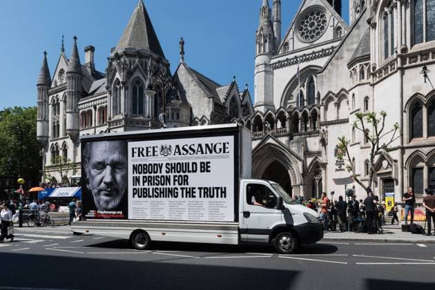 High Court Hearing on Julian Assange s US Extradition Appeal in London LONDON, UNITED KINGDOM - MAY 20: A van with a billboard showing a picture and pro-Assange messages drive past the Royal Courts of Justice as the High Court has granted Julian Assange a right to a full appeal against the US’s extradition order in London, United Kingdom on May 20, 2024. Julian Assange, the founder of WikiLeaks, could face a sentence of 175 years in prison on charges under the US Espionage Act for soliciting, gathering and publishing secret US military documents if extradited and found guilty. Greater London Ingiltere. Editorial use only. Please get in touch for any other usage.  Copyright: x2025xAnadoluxWiktorxSzymanowiczx