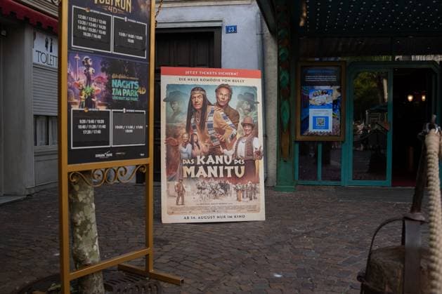 Das Kanu des Manitu, Premiere im Europa-Park Rust Kinopremiere, Das Kanu des Manitou, Michael Bully Herbig, Rick Kavanian, Christian Tramitz, Filmpremiere, Europa-Park, Voltron 4D, roter Teppich, Filmstart, Komödie, Westernparodie, Bullyparade, Schauspieler, Regisseur, Drehbuchautor, Presseevent, Sommerferien, Tourismus, Freizeitpark, Unterhaltung, Besucher, Medienereignis, Kinostart August 2025, deutsche Filmkomödie, Starauftritt, Fototermin, Rick Kavanian, Michael Herbig, Christian Tramitz Rust Europa Park Baden-Württemberg Deutschland Copyright: xFINLEYxMÖRCHx