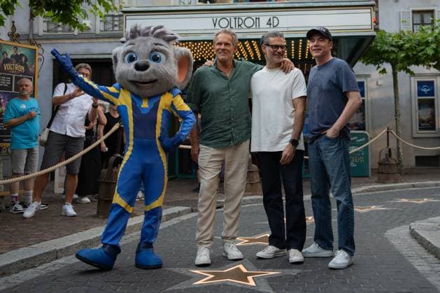 Das Kanu des Manitu, Premiere im Europa-Park Rust Kinopremiere, Das Kanu des Manitou, Michael Bully Herbig, Rick Kavanian, Christian Tramitz, Filmpremiere, Europa-Park, Voltron 4D, roter Teppich, Filmstart, Komödie, Westernparodie, Bullyparade, Schauspieler, Regisseur, Drehbuchautor, Presseevent, Sommerferien, Tourismus, Freizeitpark, Unterhaltung, Besucher, Medienereignis, Kinostart August 2025, deutsche Filmkomödie, Starauftritt, Fototermin, Rick Kavanian, Michael Herbig, Christian Tramitz Rust Europa Park Baden-Württemberg Deutschland Copyright: xFINLEYxMÖRCHx