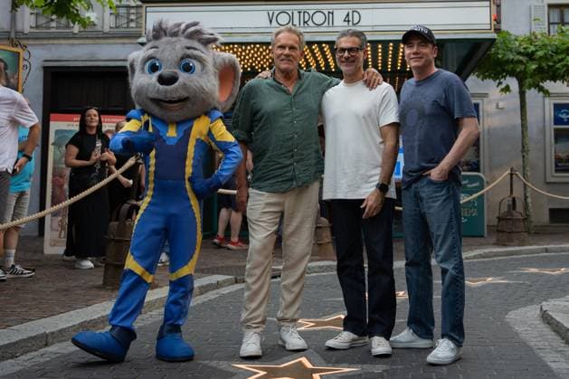 Das Kanu des Manitu, Premiere im Europa-Park Rust Kinopremiere, Das Kanu des Manitou, Michael Bully Herbig, Rick Kavanian, Christian Tramitz, Filmpremiere, Europa-Park, Voltron 4D, roter Teppich, Filmstart, Komödie, Westernparodie, Bullyparade, Schauspieler, Regisseur, Drehbuchautor, Presseevent, Sommerferien, Tourismus, Freizeitpark, Unterhaltung, Besucher, Medienereignis, Kinostart August 2025, deutsche Filmkomödie, Starauftritt, Fototermin, Rick Kavanian, Michael Herbig, Christian Tramitz Rust Europa Park Baden-Württemberg Deutschland Copyright: xFINLEYxMÖRCHx