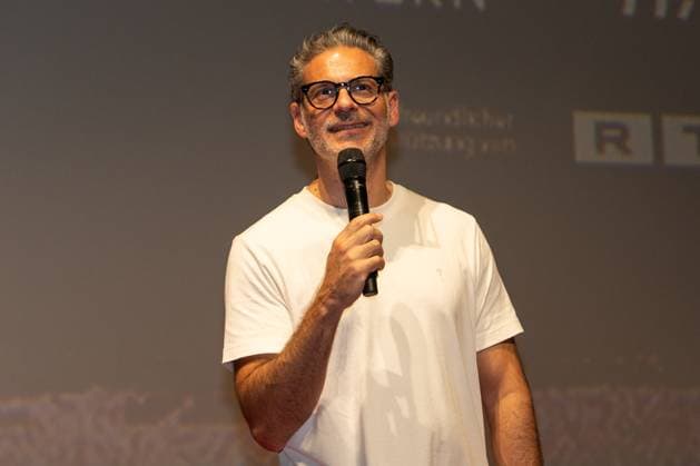 Das Kanu des Manitu, Premiere im Europa-Park Rust Kinopremiere, Das Kanu des Manitou, Michael Bully Herbig, Rick Kavanian, Christian Tramitz, Filmpremiere, Europa-Park, Voltron 4D, roter Teppich, Filmstart, Komödie, Westernparodie, Bullyparade, Schauspieler, Regisseur, Drehbuchautor, Presseevent, Sommerferien, Tourismus, Freizeitpark, Unterhaltung, Besucher, Medienereignis, Kinostart August 2025, deutsche Filmkomödie, Starauftritt, Fototermin, Rick Kavanian, Michael Herbig, Christian Tramitz Rust Europa Park Baden-Württemberg Deutschland Copyright: xFINLEYxMÖRCHx
