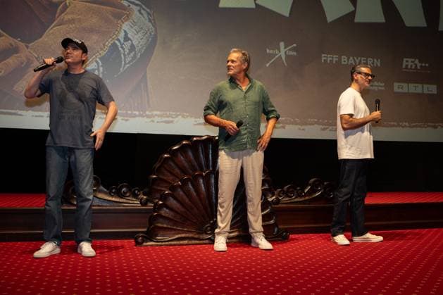 Das Kanu des Manitu, Premiere im Europa-Park Rust Kinopremiere, Das Kanu des Manitou, Michael Bully Herbig, Rick Kavanian, Christian Tramitz, Filmpremiere, Europa-Park, Voltron 4D, roter Teppich, Filmstart, Komödie, Westernparodie, Bullyparade, Schauspieler, Regisseur, Drehbuchautor, Presseevent, Sommerferien, Tourismus, Freizeitpark, Unterhaltung, Besucher, Medienereignis, Kinostart August 2025, deutsche Filmkomödie, Starauftritt, Fototermin, Rick Kavanian, Michael Herbig, Christian Tramitz Rust Europa Park Baden-Württemberg Deutschland Copyright: xFINLEYxMÖRCHx