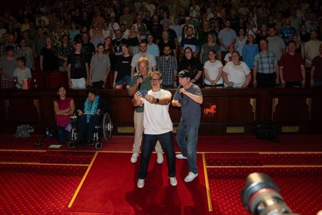 Das Kanu des Manitu, Premiere im Europa-Park Rust Kinopremiere, Das Kanu des Manitou, Michael Bully Herbig, Rick Kavanian, Christian Tramitz, Filmpremiere, Europa-Park, Voltron 4D, roter Teppich, Filmstart, Komödie, Westernparodie, Bullyparade, Schauspieler, Regisseur, Drehbuchautor, Presseevent, Sommerferien, Tourismus, Freizeitpark, Unterhaltung, Besucher, Medienereignis, Kinostart August 2025, deutsche Filmkomödie, Starauftritt, Fototermin, Rick Kavanian, Michael Herbig, Christian Tramitz Rust Europa Park Baden-Württemberg Deutschland Copyright: xFINLEYxMÖRCHx