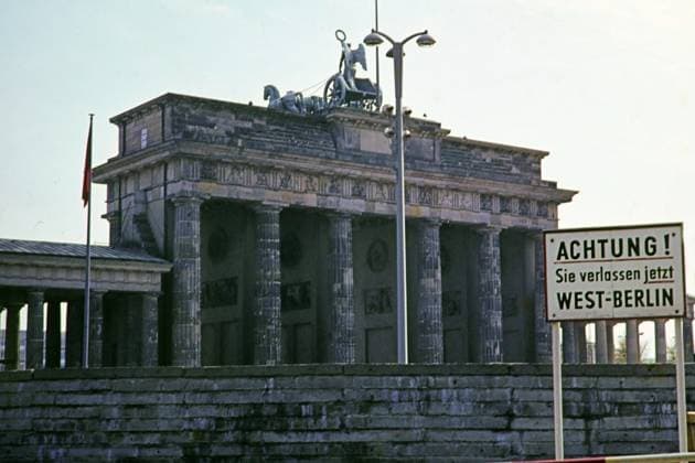 Berlin GER, Berlin,20150718, Aufnahme ca. 1968, Strassenzene, am Brandenburger Tor *** Berlin GER, Berlin,20150718, photo ca 1968, street scene, at the Brandenburg Gate