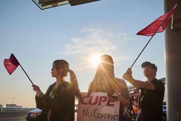August 16, 2025, Toronto, On, Canada: Air Canada flight attendants picket at Pearson International Airport in Toronto on Saturday, Aug. 16, 2025. Toronto Canada  - ZUMAc35_ 20250816_zaf_c35_006 Copyright: xSammyxKoganx