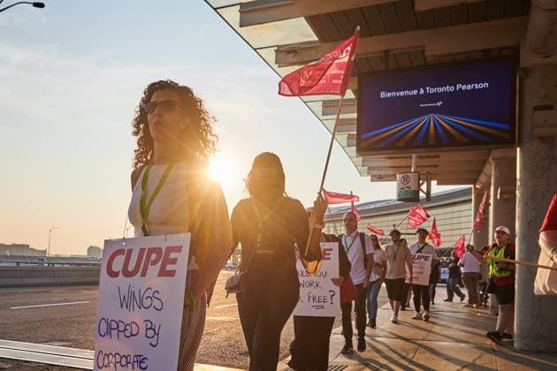 August 16, 2025, Toronto, On, Canada: Air Canada flight attendants on strike picket at Pearson International Airport in Toronto on Saturday, Aug. 16, 2025. Toronto Canada  - ZUMAc35_ 20250816_zaf_c35_020 Copyright: xSammyxKoganx