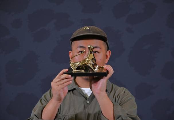 Locarno Film Festival - Award Ceremony Photocall Sho Miyake posing with the Pardo d Oro Award during the 78th Locarno Film Festival on August 16, 2025 in Locarno, Switzerland. Photo by Nick Zonna IPA ABACAPRESS.COM Nick Zinna IPA ABACAPRESS.COM Locarno Switzerland  Copyright: xZonnaxNick IPA ABACAx