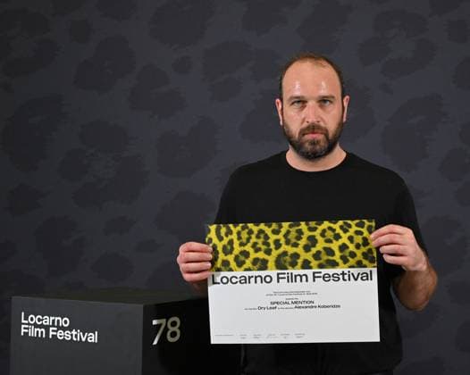 Locarno Film Festival - Award Ceremony Photocall Alexandre Koberidze posing with the Pardo d Oro Award during the 78th Locarno Film Festival on August 16, 2025 in Locarno, Switzerland. Photo by Nick Zonna IPA ABACAPRESS.COM Locarno Switzerland  Copyright: xZonnaxNick IPA ABACAx