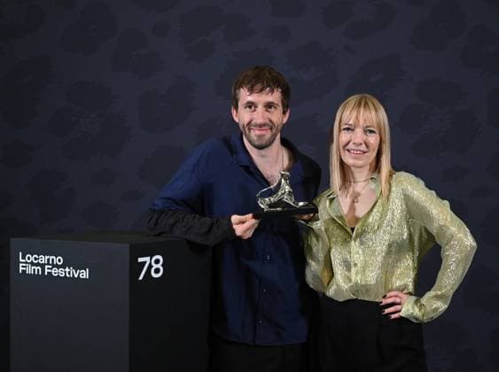 Locarno Film Festival - Award Ceremony Photocall Eisa Kremse and Levn Peter posing with the Pardo d Oro Award during the 78th Locarno Film Festival on August 16, 2025 in Locarno, Switzerland. Photo by Nick Zonna IPA ABACAPRESS.COM Locarno Switzerland  Copyright: xZonnaxNick IPA ABACAx