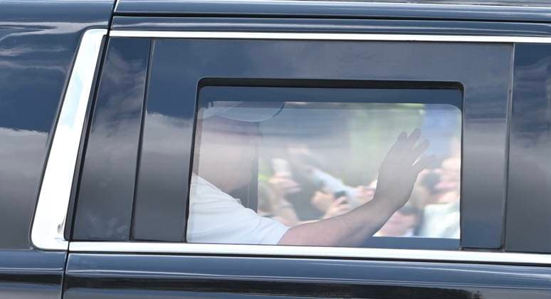 United States President Donald J. Trump Departs The White House En-Route Trump National Golf Club United States President Donald J. Trump waves to a crowd outside the White House from his SUV as he leaves the White House in Washington, D.C., United States, on August 16, 2025. President Donald Trump travels to Trump National Golf Club in Sterling, Va. Crowds gather outside the White House to witness the President leaving. Washington DC United States  Copyright: xKylexMazzax originalFilename: mazza-notitle250816_npLc2.jpg
