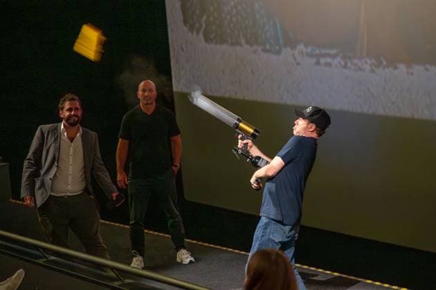Leonberg Premiere des neuen Bully Films Kanu des Manitu mit Michael Bully Herbig, Christian Tramitz und Rick Kavanian vor Ort Im Traumpalast Leonberg 18.08.2025 Premiere des neuen Bully Films Kanu des Manitu mit Michael Bully Herbig, Christian Tramitz und Rick Kavanian vor Ort Im Traumpalast Leonberg, Michael Bully Herbig schießt Handtücher ins Publikum 18.08.2025 Kino-Premiere Kanu des Manitu 16.08.2025 Copyright: xEibner-Pressefoto ChristianaxKunzx EP_CKZ