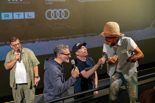 Leonberg Premiere des neuen Bully Films Kanu des Manitu mit Michael Bully Herbig, Christian Tramitz und Rick Kavanian vor Ort Im Traumpalast Leonberg, 18.08.2025 Premiere des neuen Bully Films Kanu des Manitu mit Michael Bully Herbig, Christian Tramitz und Rick Kavanian vor Ort Im Traumpalast Leonberg, Fan bittet um Autogramm 18.08.2025 Kino-Premiere Kanu des Manitu 16.08.2025 Copyright: xEibner-Pressefoto ChristianaxKunzx EP_CKZ