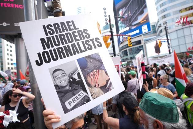 Pro-Palestinian protest in Toronto TORONTO, CANADA - AUGUST 16 : Hundreds of people gather at at Yonge and Dundas Square in downtown Toronto to protest the killing of journalists in Palestine by Israeli forces and to call for an end to the starvation in Gaza on August 16, 2025 in Ontario, Canada. Mert Alper Dervis Anadolu Ontario Canada. Editorial use only. Please get in touch for any other usage.  Copyright: x2025xAnadoluxMertxAlperxDervisx