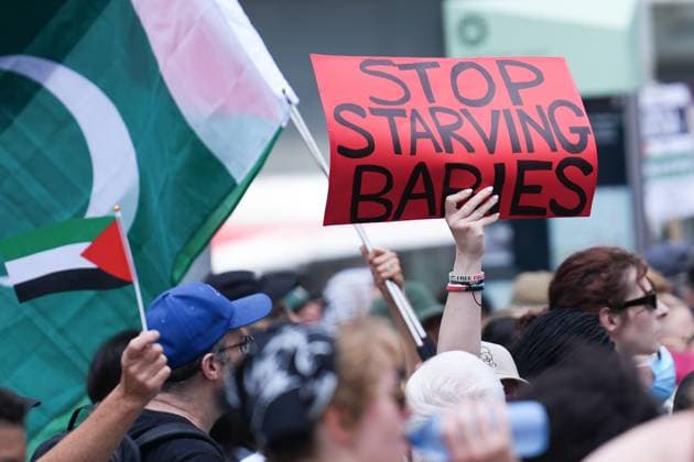 Pro-Palestinian protest in Toronto TORONTO, CANADA - AUGUST 16 : Hundreds of people gather at at Yonge and Dundas Square in downtown Toronto to protest the killing of journalists in Palestine by Israeli forces and to call for an end to the starvation in Gaza on August 16, 2025 in Ontario, Canada. Mert Alper Dervis Anadolu Ontario Canada. Editorial use only. Please get in touch for any other usage.  Copyright: x2025xAnadoluxMertxAlperxDervisx