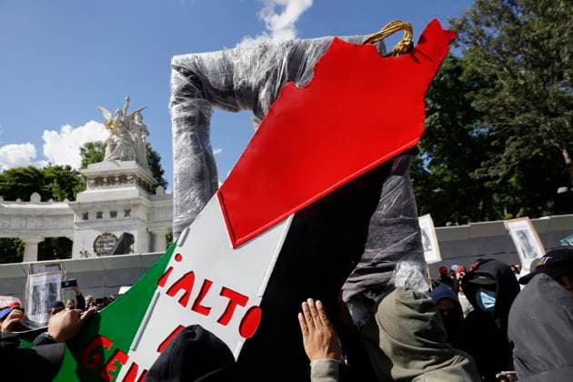 Installation Of Anti-Monument For Palestine In Mexico Activists and various pro-Palestinian organizations carry a structure to install the anti-monument, The Gate of Resistance and Life for Palestine, at the Juarez Hemicycle in Mexico City, Mexico, on August 16, 2025, in protest of the thousands of people who are killed in Gaza following attacks by the Israeli army for a year and a half, which continue to this day. Mexico City Mexico  Copyright: xGerardoxVieyrax originalFilename: vieyra-notitle250816_np5zb.jpg