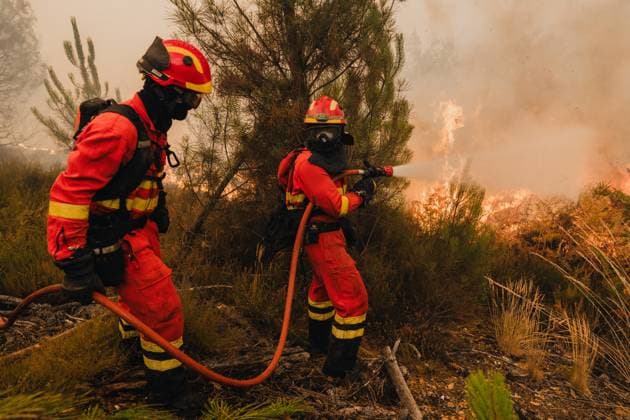 Efforts continue to extinguish Ourense Mountains wildfire OURENSE, GALICIA, SPAIN - AUGUST 17: Efforts of Spanish Military Emergencies Unit (UME) continue to extinguish the fire that broke out in Ourense Mountains of Ourense, Galicia, Spain on August 17, 2025. Pedro Pascual Anadolu Ourense Spain. Editorial use only. Please get in touch for any other usage.  Copyright: x2025xAnadoluxPedroxPascualx