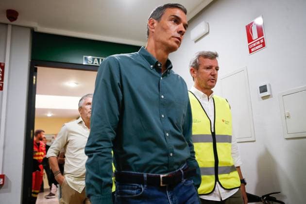 Sánchez visits the Operational Coordination Center against fires in Ourense The President of the Government, Pedro Sánchez i , and the President of the Xunta, Alfonso Rueda d , during his visit to the Operational Coordination Center against fires in Ourense, 17 AUGUST 2025, in Ourense, Galicia Espana Sánchez has traveled to the areas affected by the forest fires in Ourense and León, where he has held meetings with the heads of the emergency and coordination devices 17 AUGUST 2025 PRESIDENT OPERATIONAL COORDINATION CENTER FIRE OURENSE SÁNCHEZ MARLASKA RUEDA GALICIA Ourense Galicia Ourense Galicia Galicia Espana  Copyright: xCarlosxCastrox 6904607