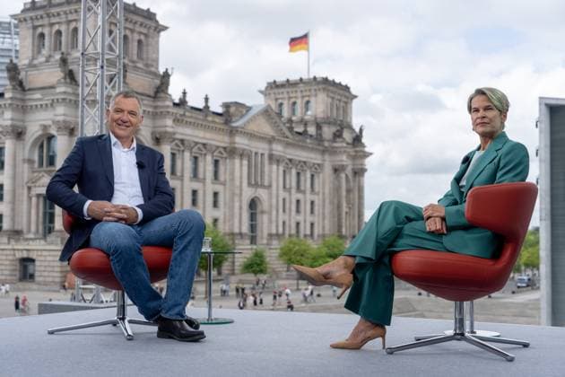 ARD-Hauptstadtstudio, Sommerinterview, Jan van Aken, Die Linke ARD, Hauptstadtstudio, Berlin, Sommerinterview, Terrasse Marie-Elisabeth-Lüders-Haus, Bericht aus Berlin, Jan van Aken, Die Linke, Anna Engelke, stellvertretende Studioleiterin Berlin Berlin GER *** ARD capital city studio, summer interview, Jan van Aken, Die Linke ARD, capital city studio, Berlin, summer interview, terrace Marie Elisabeth Lüders Haus, report from Berlin, Jan van Aken, Die Linke, Anna Engelke, deputy studio manager Berlin Berlin GER
