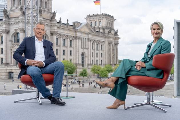 ARD-Hauptstadtstudio, Sommerinterview, Jan van Aken, Die Linke ARD, Hauptstadtstudio, Berlin, Sommerinterview, Terrasse Marie-Elisabeth-Lüders-Haus, Bericht aus Berlin, Jan van Aken, Die Linke, Anna Engelke, stellvertretende Studioleiterin Berlin Berlin GER *** ARD capital city studio, summer interview, Jan van Aken, Die Linke ARD, capital city studio, Berlin, summer interview, terrace Marie Elisabeth Lüders Haus, report from Berlin, Jan van Aken, Die Linke, Anna Engelke, deputy studio manager Berlin Berlin GER