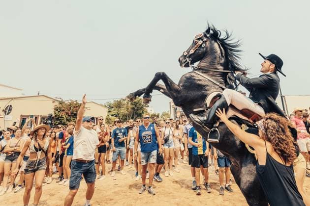 August 17, 2025, Sant Climent, Balearic Islands, Spain: A caixer (horse rider) rears up on his horse surrounded by a cheering crowd during the traditional Jaleo at the Sant Climent Festival Sant Climent Spain - ZUMAo105 20250817_fap_o105_039 Copyright: xMatthiasxOesterlex