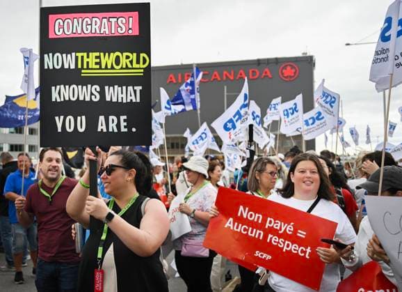 August 17, 2025, Montreal, Pq, Canada: Air Canada employees and union members protest outside the Air Canada headquarters in Montreal, Sunday, Aug. 17, 2025, after the federal government intervened in the labour dispute between the airline and the union representing its flight attendants, ordering binding arbitration and operations to resume. Montreal Canada  - ZUMAc35_ 20250817_zaf_c35_005 Copyright: xGrahamxHughesx