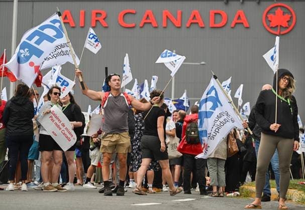 August 17, 2025, Montreal, Pq, Canada: People protest outside Air Canada headquarters in Montreal, Sunday, Aug. 17, 2025, after the federal government is intervened in the labour dispute between the airline and the union representing its flight attendants, ordering binding arbitration and operations to resume. Montreal Canada  - ZUMAc35_ 20250817_zaf_c35_013 Copyright: xGrahamxHughesx