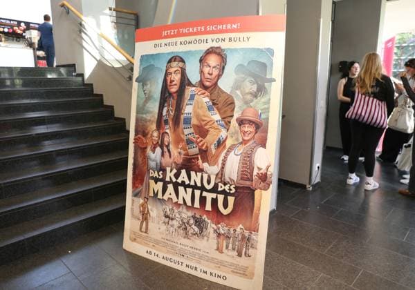 17.08.2025, xcex, GER, Hamburg, Cinemaxx Dammtor, Kino, Cinema, Kinofilm, Kinotour, herbXfilm, Constantin Film, Kanu des Manitu Kinofilm mit den Hauptdarstellern Michael Bully Herbig, Christian Tramitz und Rick Kavanian DFL regulations prohibit any use of photographs as image sequences and or quasi-video