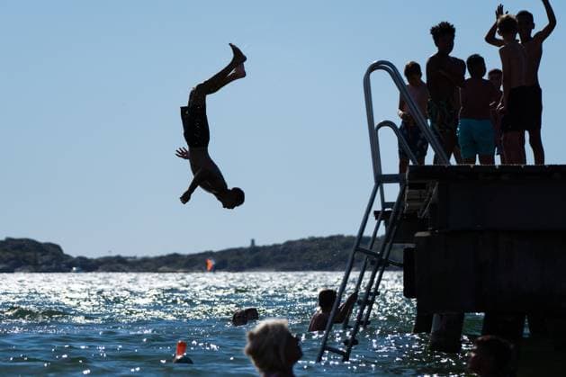 August 17, 2025, Gothenburg, Vastergotland, Sweden: A man jumps into the sea from the pier at Fiskebacksbadet on a hot summer day in Gothenburg, Sweden. Gothenburg Sweden - ZUMAb332 20250817_zip_b332_011 Copyright: xMatiasxBasualdox