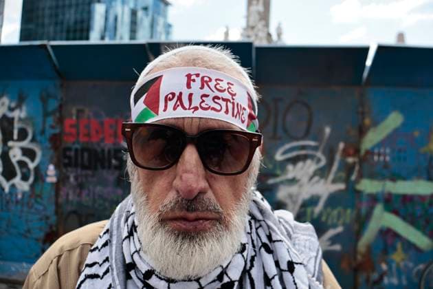 August 17, 2025, Mexico, Cdmx, Mexico: Hundreds of activists and pro-Palestine activists gathered at the Angel of Independence to demand a ceasefire, a ceasefire, and the attempted occupation by the State of Israel against the State of Palestine. The protesters marched along Paseo de la Reforma Avenue, where they were approached by Mexico City police officers. There were some attacks by police officers during the peaceful protest. All the contingents arrived at the JuoÂ¡rez Hemicycle, where they held a small sit-in in front of the new Anti-Palestine Monument in support of all the murders of civilians and journalists committed by BENJAMIN NETANYAHU. Mexico Mexico - ZUMAp204 20250817_zip_p204_005 Copyright: xJosuexPerezx