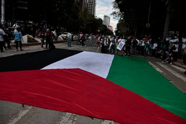 August 17, 2025, Mexico, Cdmx, Mexico: Hundreds of activists and pro-Palestine activists gathered at the Angel of Independence to demand a ceasefire, a ceasefire, and the attempted occupation by the State of Israel against the State of Palestine. The protesters marched along Paseo de la Reforma Avenue, where they were approached by Mexico City police officers. There were some attacks by police officers during the peaceful protest. All the contingents arrived at the JuoÂ¡rez Hemicycle, where they held a small sit-in in front of the new Anti-Palestine Monument in support of all the murders of civilians and journalists committed by BENJAMIN NETANYAHU. Mexico Mexico - ZUMAp204 20250817_zip_p204_003 Copyright: xJosuexPerezx