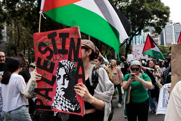 August 17, 2025, Mexico, Cdmx, Mexico: Hundreds of activists and pro-Palestine activists gathered at the Angel of Independence to demand a ceasefire, a ceasefire, and the attempted occupation by the State of Israel against the State of Palestine. The protesters marched along Paseo de la Reforma Avenue, where they were approached by Mexico City police officers. There were some attacks by police officers during the peaceful protest. All the contingents arrived at the JuoÂ¡rez Hemicycle, where they held a small sit-in in front of the new Anti-Palestine Monument in support of all the murders of civilians and journalists committed by BENJAMIN NETANYAHU. Mexico Mexico - ZUMAp204 20250817_zip_p204_020 Copyright: xJosuexPerezx