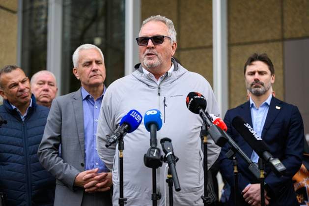 QANTAS ILLEGAL OUTSOURCING COURT, Sacked Qantas worker Don Dixon speaks to the media outside the Federal Court of Australia, in Sydney, Monday, August 18, 2025. Australia™s largest airline has been ordered to pay a landmark penalty of $90 million for what has been dubbed the largest case of illegal sackings in the country™s history. ( NO ARCHIVING SYDNEY NEW SOUTH WALES AUSTRALIA  Copyright: xBIANCAxDExMARCHIx 20250818189974820884