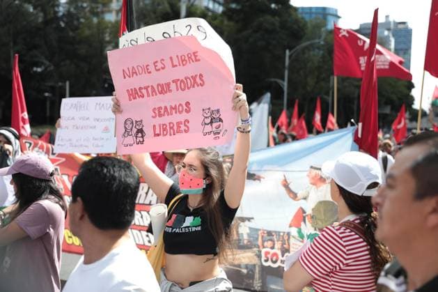 Pro-Palestinian demonstration in Mexico MEXICO CITY, MEXICO - AUGUST 17: Signs fills the streets of Mexico City as demonstrators call for food and relief to reach Gaza during a demonstration, in Mexico City, Mexico on August 17, 2025. Grace Hie Yoon Anadolu Mexico City Mexico. Editorial use only. Please get in touch for any other usage.  Copyright: x2025xAnadoluxGracexHiexYoonx
