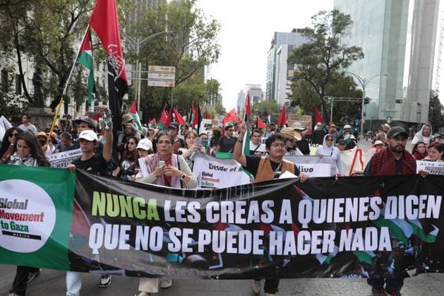 Pro-Palestinian demonstration in Mexico MEXICO CITY, MEXICO - AUGUST 17: Protesters move through Mexico City holding flags and chanting during a march in support of Gaza, in Mexico on August 17, 2025. Grace Hie Yoon Anadolu Mexico City Mexico. Editorial use only. Please get in touch for any other usage.  Copyright: x2025xAnadoluxGracexHiexYoonx