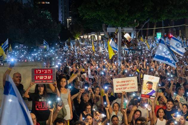 Protest calling for the release of all hostages from Hamas captivity in Tel Aviv - 17 Aug 2025 Protesters light lanterns during demonstration. The largest demonstration held in Israel since the beginning of the war , calling for the release of all hostages from Hamas captivity. The demonstration was attended by 400,000 people and ended the strike and the national day of protest. Tel Aviv Israel Copyright: xYaelxGuiskyxAbasx xSOPAxImagesx 4201s