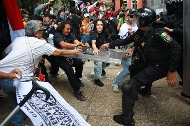 Pro-Palestinian demonstration in Mexico City MEXICO CITY, MEXICO - AUGUST 17: Demonstrators clash with the police during a rally in support of Gaza, at Reforma Avenue, in Mexico City, Mexico on August 17, 2025. Hundreds of people gathered to take part in a demonstration in support of Gaza, demanding free access for the humanitarian aid and food to the people in Gaza. Daniel Cardenas Anadolu Mexico City Mexico. Editorial use only. Please get in touch for any other usage.  Copyright: x2025xAnadoluxDanielxCardenasx