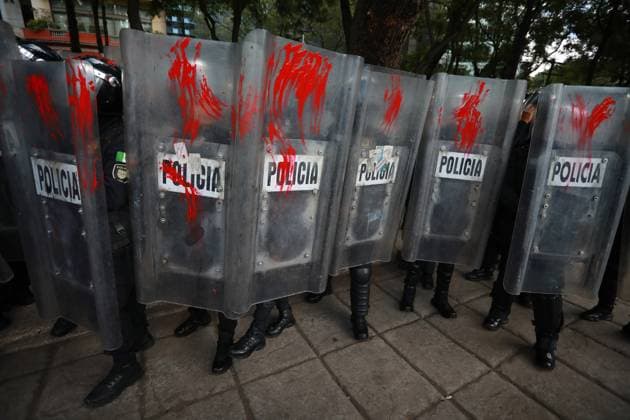 Pro-Palestinian demonstration in Mexico City MEXICO CITY, MEXICO - AUGUST 17: Police riot officers hold their shields covered in red paint during a rally in support of Gaza, at Reforma Avenue, in Mexico City, Mexico on August 17, 2025. Hundreds of people gathered to take part in a demonstration in support of Gaza, demanding free access for the humanitarian aid and food to the people in Gaza. Daniel Cardenas Anadolu Mexico City Mexico. Editorial use only. Please get in touch for any other usage.  Copyright: x2025xAnadoluxDanielxCardenasx